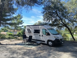 Emplacement - Emplacement -  Arrivée Véhicule - Camping le Cézanne Montagne Sainte-Victoire