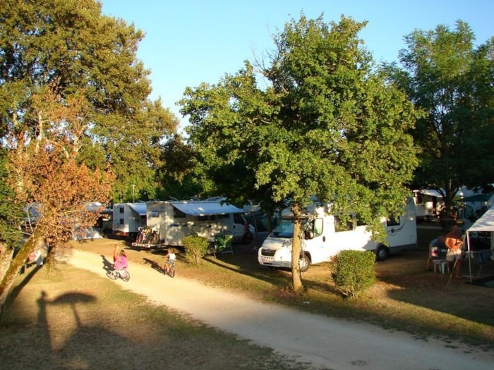 Emplacement Confort: Voiture + Tente, Caravane Ou Camping-Car Avec Électricité