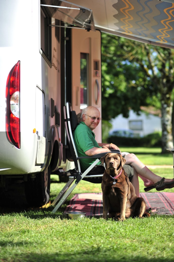 Emplacement Confort: Voiture + Tente, Caravane Ou Camping-Car Avec Électricité