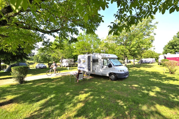 Emplacement Confort: Voiture + Tente, Caravane Ou Camping-Car Avec Électricité