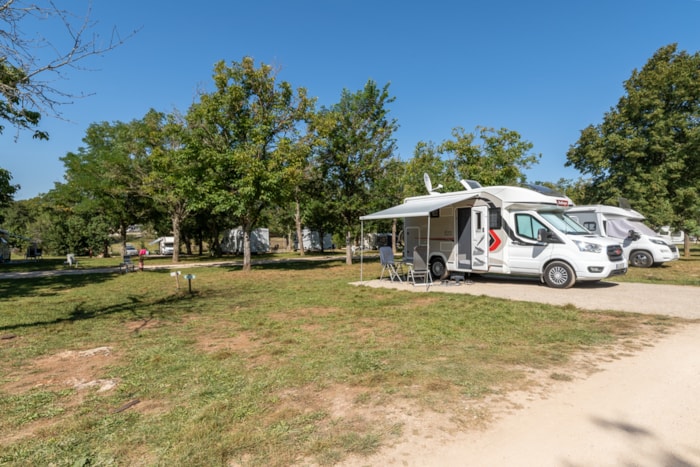 Emplacement Confort: Voiture + Tente, Caravane Ou Camping-Car Avec Électricité