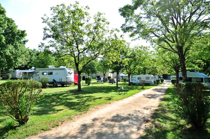 Emplacement Confort: Voiture + Tente, Caravane Ou Camping-Car Avec Électricité