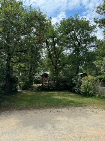 Stellplatz - Forfait Emplacement 80/100M2 Tente/Van Electricité Comprise - Camping LE ROC