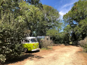 Stellplatz - Forfait Emplacement 80/100M2 Tente/Van Electricité Comprise - Camping LE ROC