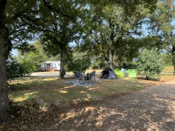 Stellplatz - Wohnwagen-/Wohnmobilstellplatzpaket, Strom Inklusive - Camping LE ROC
